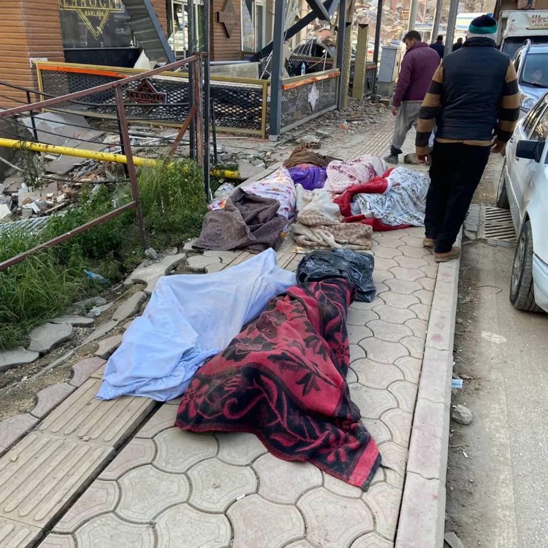 Taliban deprem yardımını poşet içinde teslim etti! İlginç anlar sosyal medyada gündem oldu 9